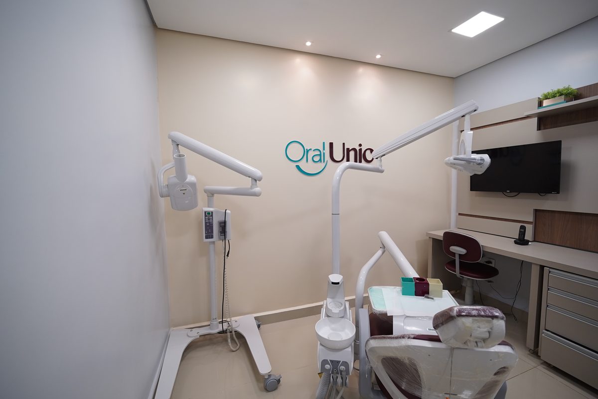 Consultório odontológico da Oral Unic Rio Verde com cadeira clínica e bancada