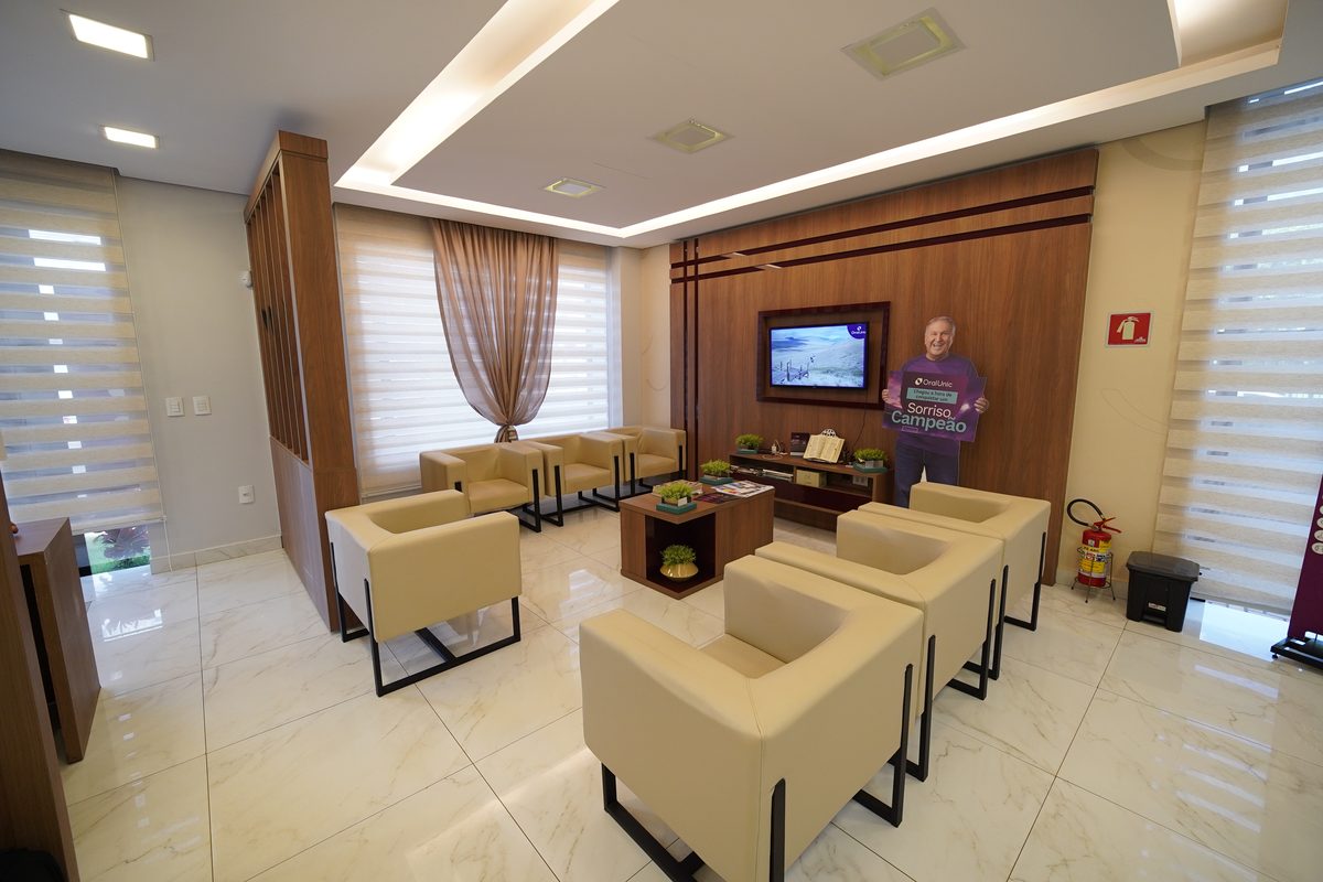 Sala de espera da Oral Unic Rio Verde com poltronas estofadas
