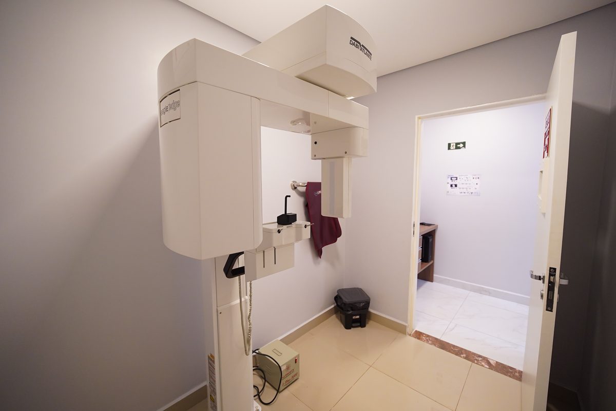 Sala de exames da Oral Unic Rio Verde com aparelho de tomografia e raio-X panorâmico